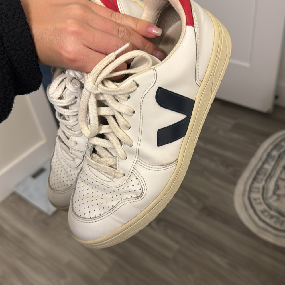 Size 7 Vejas - Picture 4 of 4
